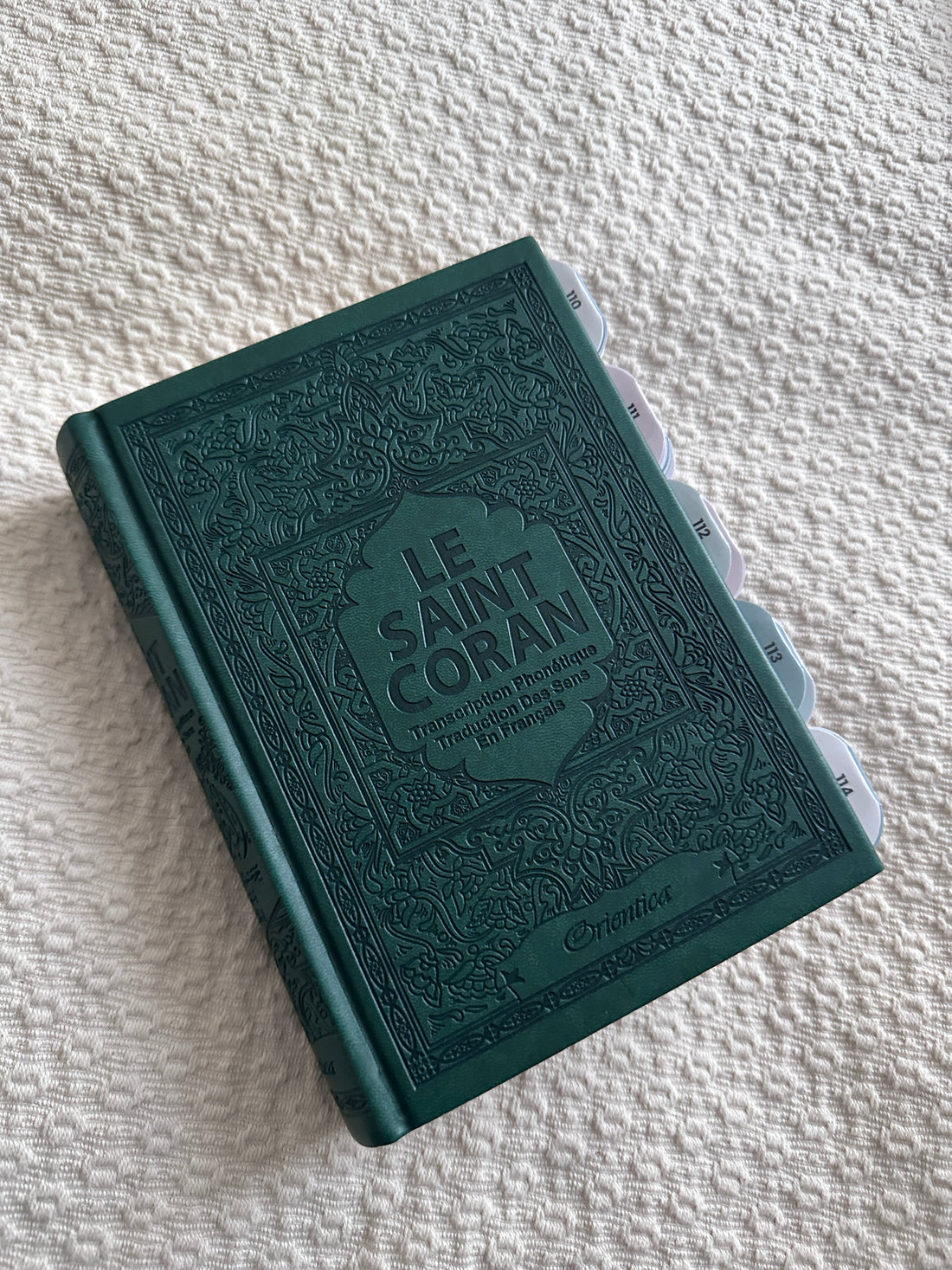 Coran ouvert prêt pour la lecture quotidienne du Ramadan