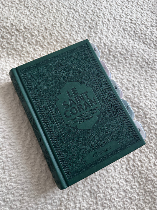 Coran ouvert prêt pour la lecture quotidienne du Ramadan