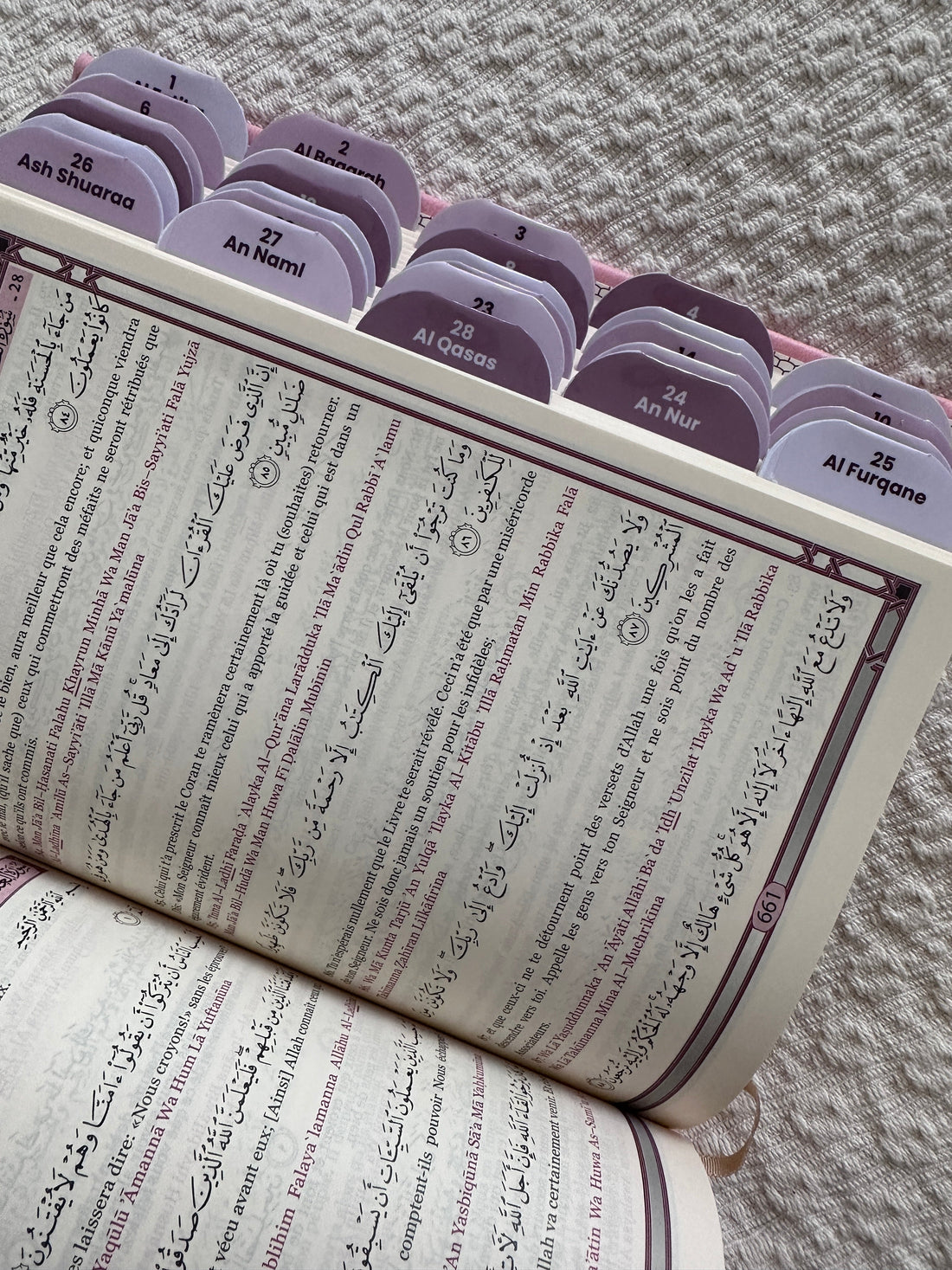 Coran ouvert montrant le texte arabe, la phonétique et la traduction française