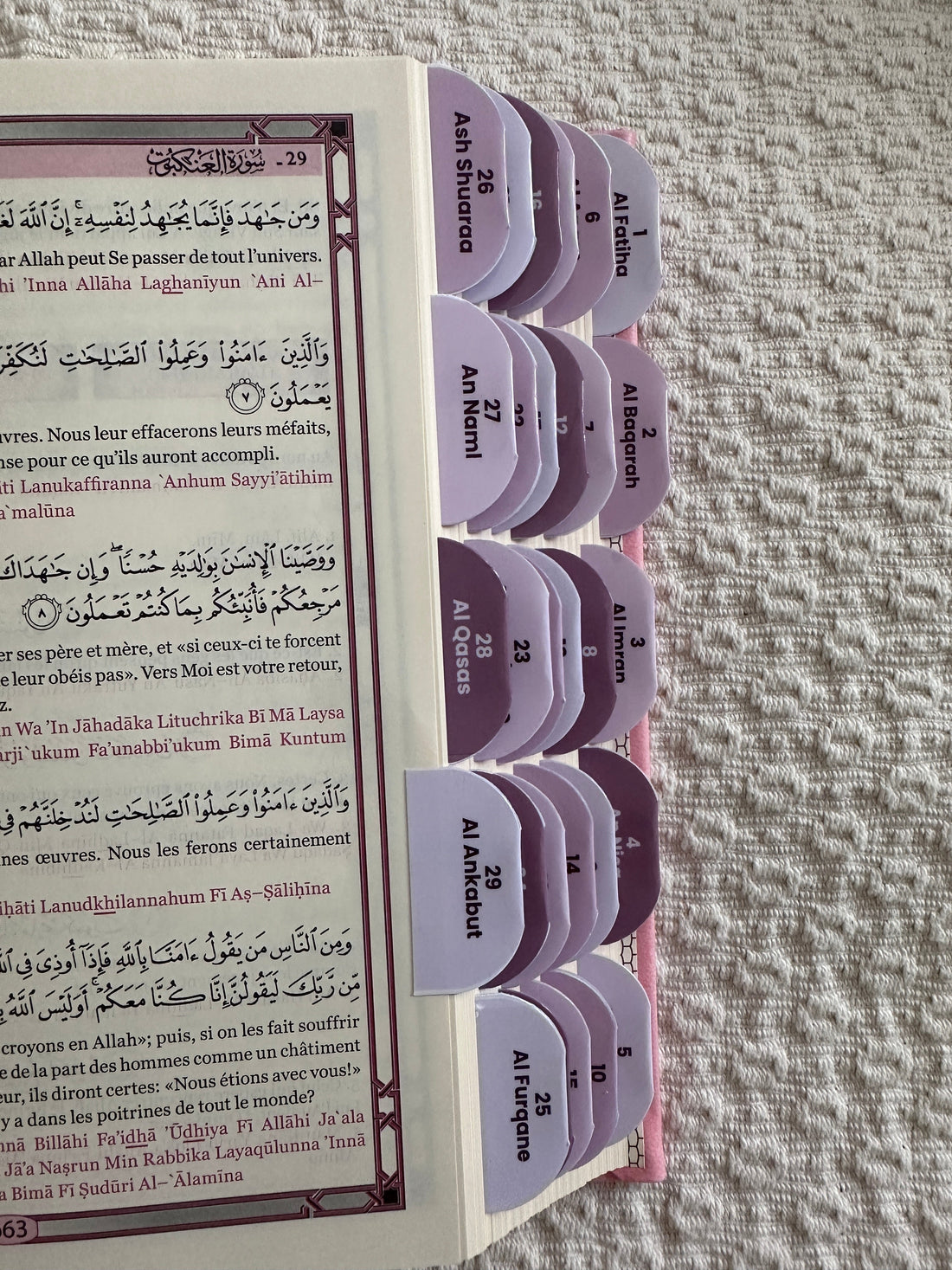 Coran ouvert avec ses onglets, prêt pour la lecture du matin