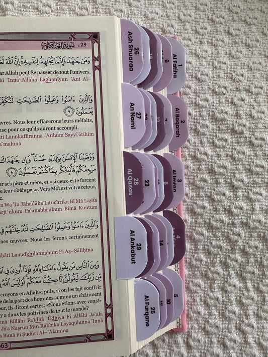 Coran ouvert avec ses onglets, prêt pour la lecture du matin