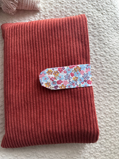 Protège Coran terracotta en velours côtelé, fait main en France