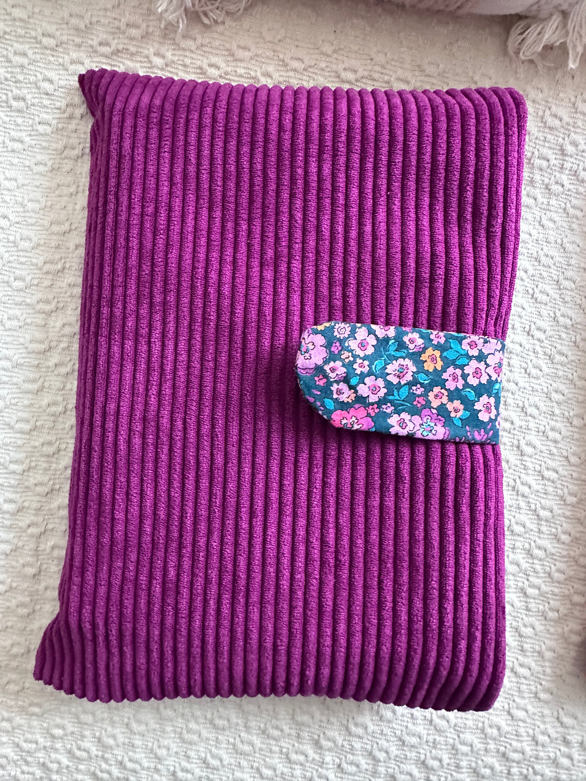 Protège Coran fuchsia en velours côtelé, fait main en France