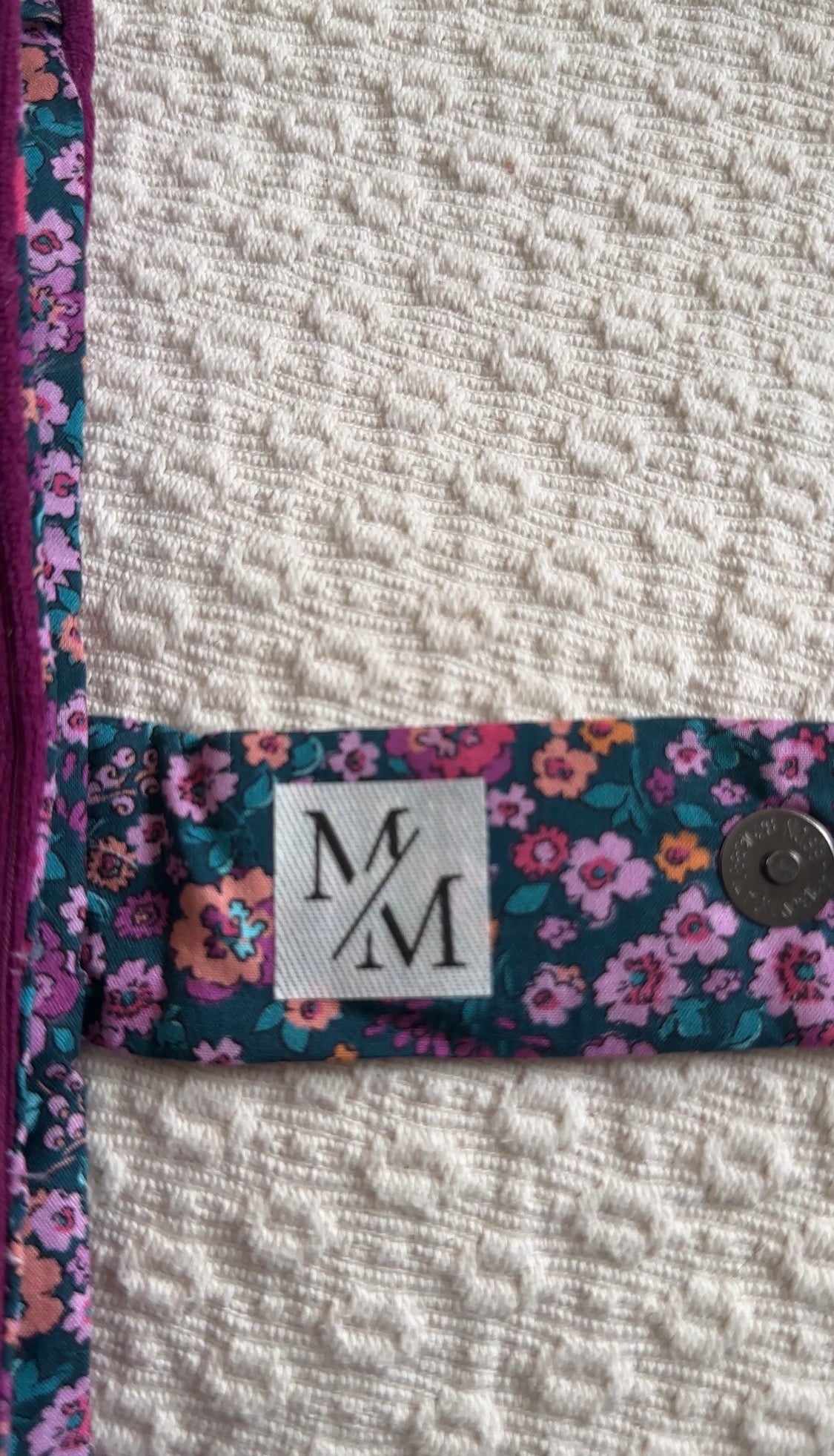 Protège Coran fuchsia avec rabat arrondi et bouton pression