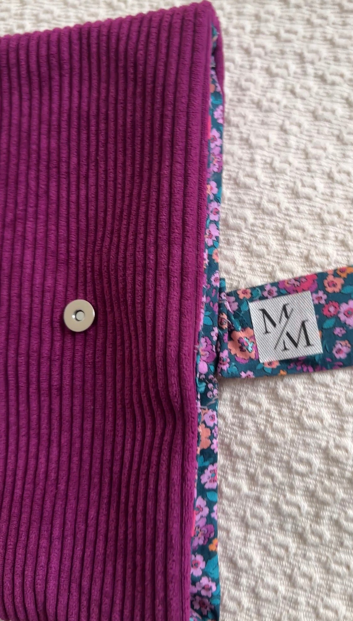 Détail du velours côtelé fuchsia du protège Coran Ayat Papeterie